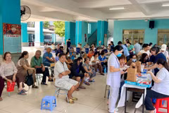 Des habitants patientent pour le bilan de santé dans le quartier de Tan Binh. Photo : Journal "Tin tức và Dân tộc" (Informations et Minorité ethnique)