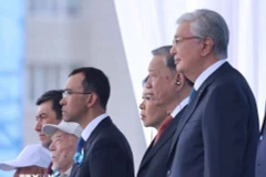 Le secrétaire général du Parti To Lam (2e à droite) et son épouse assistent à la parade militaire au Kazakhstan. Photo : VNA