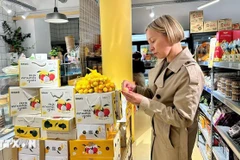 Les litchis frais vietnamiens dans un supermarché français. Photo : VNA