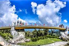 Le pont d'or à Da Nang. Photo : VNA