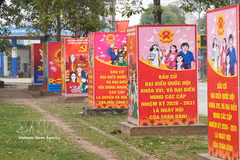 Des panneaux d'affichage de propagande sont installés le long de la route dans la commune de Lac Son (province de Phu Tho). Photo : VNA