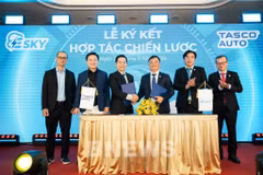 Tasco Auto et Esky ont signé protocole d’accord sur la construction et l’exploitation d’un réseau national de stations de recharge rapide pour véhicules électriques. Photo : VNA