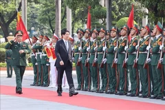Le président Luong Cuong passe en revue la Garde d'honneur. Photo : VNA