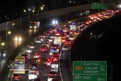 Le soir du 21 février, la circulation était dense et les véhicules avançaient lentement vers Hanoï. Photo : VNA