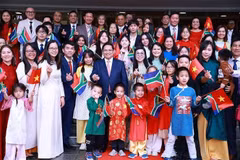 Le Premier ministre Pham Minh Chinh et son épouse rencontrent la communauté vietnamienne en Afrique du Sud. Photo : VNA