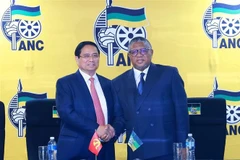 Le Premier ministre Pham Minh Chinh a rencontré, dans l’après-midi du 21 novembre (heure locale), àJohannesburg , Fikile Mbalula, secrétaire général de l’African National Congress. Photo : VNA