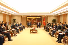 La rencontre entre le vice-Premier ministre et ministre vietnamien de la Défense, Phan Van Giang et le représentant Micheal Baumgartner, membre de la Commission des affaires étrangères de la Chambre des représentants des États-Unis. Photo : VNA