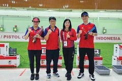 Le duo Pham Quang Huy (1er à droite) et Trinh Thu Vinh (1re à gauche) a remporté l’or au pistolet à air comprimé à 10 m mixte à la Coupe d’Asie 2025. Photo : CTV/CVN 