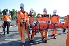 Ramener à terre le marin malade. Photo : VNA