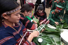 La confection du "banh chung" pour des démunis au Village culturel et touristique des ethnies du Vietnam, le 19 janvier 2025. Photo : VNA