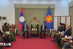 Le 1er décembre à Pékin, l’ambassadeur du Vietnam en Chine, Pham Thanh Binh, est venu féliciter l’ambassade du Laos. Photo : VNA