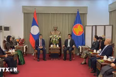 Le 1er décembre à Pékin, l’ambassadeur du Vietnam en Chine, Pham Thanh Binh, est venu féliciter l’ambassade du Laos. Photo : VNA