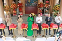 Lors de l’ouverture de l’exposition, le 16 mai au Musée des beaux-arts du Vietnam.