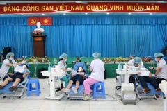Les chirurgiens-dentistes du centre de santé de l’arrondissement 6 prennent en charge la santé bucco-dentaire des élèves. Photo : Quang Châu/CVN