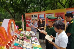Les visiteurs lisent des livres sur le Président Hô Chi Minh. Photo: Ngoc Anh/VOV5