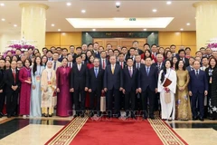 Le secrétaire général To Lam rencontre des Vietnamiens de l'étranger exemplaires participant au "Xuân Quê hương". Photo : VNA