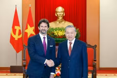 Le secrétaire général du Parti communiste du Vietnam (PCV) To Lam (droite) a reçu à Hanoï le vice-Premier ministre et ministre slovaque de la Défense, Robert Kaliňák. Photo : VNA