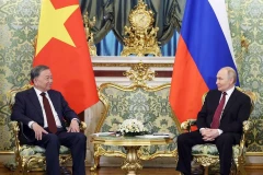 Le secrétaire général du Parti To Lam (gauche) s'entretient avec le président russe Poutine. Photo : VNA