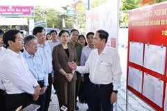 Le président de l’Assemblée nationale Tran Thanh Man inspecte les préparatifs du bureau de vote N°10, relevant de la circonscription électorale N°5 de la commune de Ba Sao. Photo : VNA