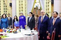 Le président Luong Cuong et son épouse ont présidé, le soir du 10 septembre, à Hanoï, un banquet d’État en l’honneur de la gouverneure générale d’Australie, Sam Mostyn, de son époux. Photo : VNA