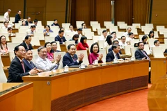 La cérémonie de remise des certificats de mérite aux chefs et chefs adjoints des délégations des députés des villes et provinces placées sous l’autorité centrale. Photo : VNA