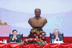 Le secrétaire général du PCV, To Lam (droite), a coprésidé à Vientiane, avec le secrétaire général du PPRL et président lao, Thongloun Sisoulith, une réunion consacrée à l’information sur les résultats du 14e Congrès national du PCV. Photo : VNA