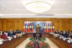 La rencontre entre le secrétaire général du Parti communiste du Vietnam, To Lam, et le président de l’Assemblée nationale lao, Saysomphone Phomvihane. Photo : VNA