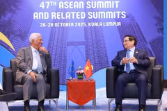 Le Premier ministre Pham Minh Chinh rencontre le président du Conseil européen, António Costa, dans le cadre du 47e sommet de l'ASEAN en Malaisie. Photo : VNA