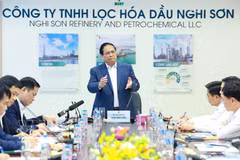 La séance de travail entre le Premier ministre Pham Minh Chinh et les dirigeants de la raffinerie de Nghi Son. Photo : VNA