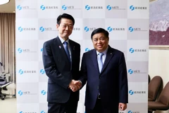 Le vice-Premier ministre Nguyen Chi Dung rencontre à Tokyo le ministre japonais de l'Économie, du Commerce et de l'Industrie Muto Yoji. Photo : VNA