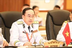 Le vice-amiral Trân Thanh Nghiêm, membre du Comité central du Parti, membre de la Commission militaire centrale et commandant de la Marine populaire du Vietnam, prend la parole lors de cette réunion. Photo : VNA