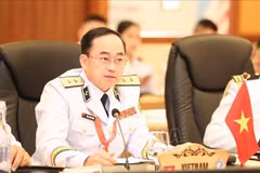 Le vice-amiral Trân Thanh Nghiêm, membre du Comité central du Parti, membre de la Commission militaire centrale et commandant de la Marine populaire du Vietnam, prend la parole lors de cette réunion. Photo : VNA