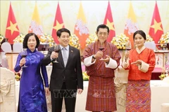 Le président Luong Cuong (deuxième à gauche) et son épouse président un banquet d’État en l’honneur du roi du Bhoutan et de son épouse. Photo : VNA