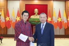 Le secrétaire général du Parti communiste du Vietnam, Tô Lâm (droite), a reçu le 19 août à Hanoï le roi du Bhoutan, Jigme Khesar Namgyel Wangchuck, en visite d’État au Vietnam. Photo : VNA