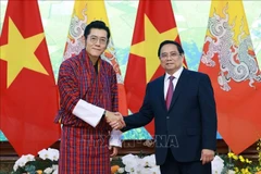 Le Premier ministre Pham Minh Chinh (droite) et le roi du Bhoutan Jigme Khesar Namgyel Wangchuck à Hanoï. Photo : VNA