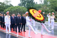 Des dirigeants rendent hommage au Président Hô Chi Minh à son mausolée. Photo : VNA