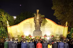 Le secrétaire général To Lam se rend pour offrir de l’encens au monument dédié à l’empereur Ly Thai To à Hanoï. Photo : VNA