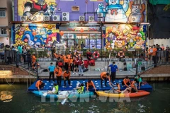 Des touristes à Bangkok en Thaïlande. Photo : VNA