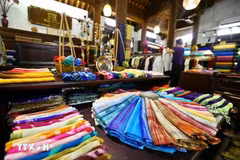 Les produits en soie Van Phuc sont de couleurs diverses, riches en variété et réputés pour leur qualité durable, procurant une sensation douce et chaude en hiver et fraîche en été. Photo : VNA 