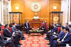 Mme Bui Thi Minh Hoai, présidente du Comité central du Front de la Patrie du Vietnam, reçoit à Hanoï Ha Wei, ambassadeur de Chine au Vietnam. Photo : VNA