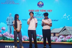 Des Vietnamiens d'outre-mer participent au concours d'échange de langue vietnamienne. Photo : VNA