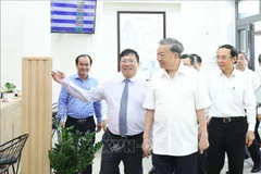 Le secrétaire général du Parti To Lam visite le Centre de services de l'administration publique de la commune de Tan Vinh Loc, à Ho Chi Minh-Ville. Photo : VNA