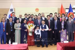 Le secrétaire général du Parti communiste du Vietnam Tô Lâm, son épouse et la délégation de haut niveau vietnamienne rencontrent à Séoul la communauté vietnamienne en R. de Corée. Photo : VNA