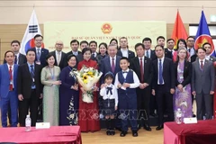 Le secrétaire général du Parti communiste du Vietnam Tô Lâm, son épouse et la délégation de haut niveau vietnamienne rencontrent à Séoul la communauté vietnamienne en R. de Corée. Photo : VNA