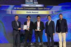 Luong Duc Long du groupe Viettel (deuxième à droite) et Nguyen Hoang Vu, ingénieur en intelligence artificielle et PDG de la startup AIZ (troisième à droite) reçoivent le premier prix du concours. Photo : VNA