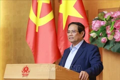 Le Premier ministre Pham Minh Chinh prend la parole à la réunion entre le gouvernement et la Commission de recherche pour le développement de l’économie privée consacrée à la mise en œuvre de la Résolution n° 68-NQ/TW du Bureau politique. Photo : VNA