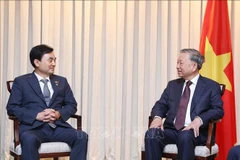 Tô Lâm (droite) rencontre le 10 août à Séoul, Ahn Gyu Back, ministre de la Défense sud-coréen et aussi président du Groupe des parlementaires d’amitié République de Corée – Vietnam. Photo : VNA