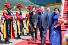 Le secrétaire général Tô Lâm et son épouse, accompagnés d’une délégation de haut niveau du Vietnam, effectuent une visite d’État en République de Corée. Photo : VNA