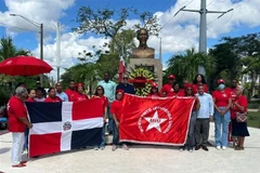 Des membres du Mouvement de la gauche unie de la République dominicaine rendent hommage au Président Ho Chi Minh à son Mémorial dans la ville de Santo Domingo Este, province de Santo Domingo. Photo : VNA