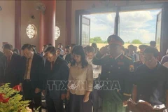 Les délégués rendent hommage au Président Ho Chi Minh. Photo : VNA